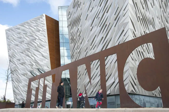 Dort, wo einst die Titanic gebaut wurde, ist auf dem Gebiet der Werft ein sechsstöckiges Museum entstanden, in dem die Geschichte des gesunkenen Luxuskreuzers wieder auflebt.