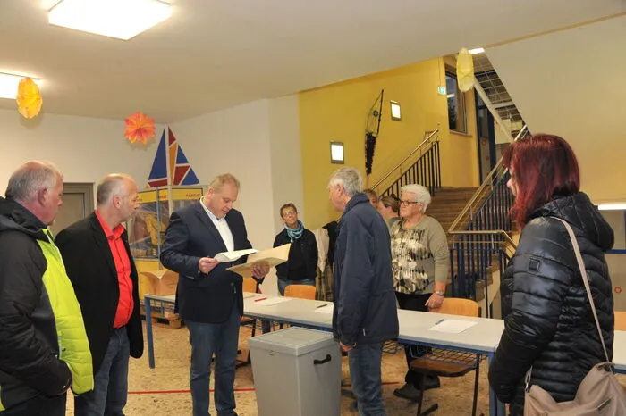 Angelobung der Mitglieder der Wahlbehörde in der Mittelschule durch den Bürgermeister, bei der Stimmabgabe  selbst war das Fotografieren verboten