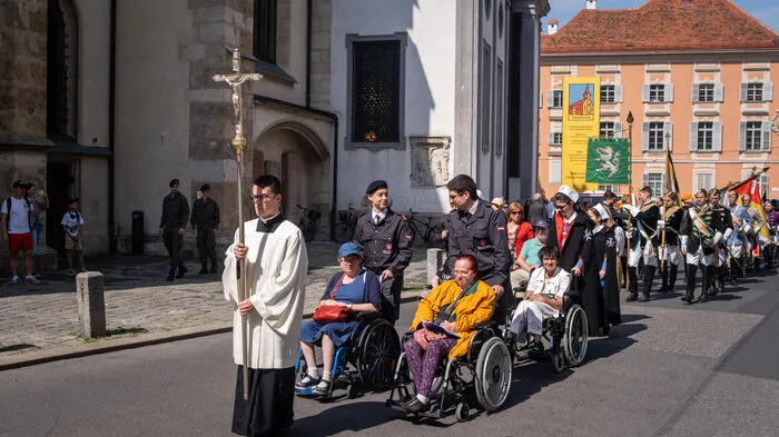 Vom Dom herab, durch die Herrengasse bis zum Landhaushof zogen hunderte Gläubige am Donnerstagvormittag in der Fronleichnamsprozession hinter Diözesanbischof Wilhelm Krautwaschl.
