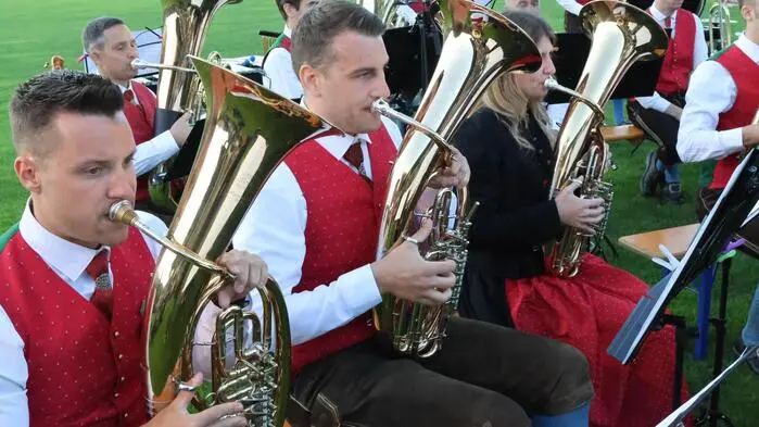 Mit viel Musik, Emotionen und bester Stimmung sorgte die Glantaler Blasmusik Frauenstein unter Obmann Gernot Zechner beim Sommernachtskonzert am Freittagabend in der Sauritschnig-Arena in Kraig für Begeisterung. Das abwechslungsreiche Programm führte das Publikum von mitreißender Filmmusik über legendäre Hits bis hin zu traditioneller Blasmusik. Ein besonderer Höhepunkt war der Auftritt des Jugendorchesters der Glantaler, das sein Können eindrucksvoll unter Beweis stellte und für frischen musikalischen Schwung sorgte. 