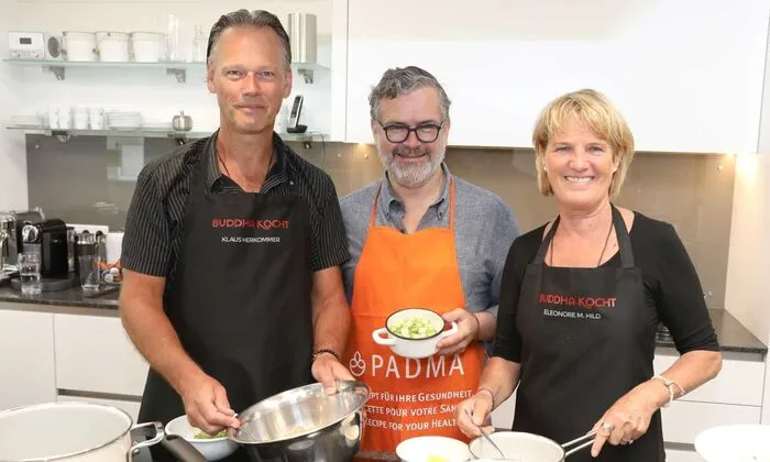 Die Autoren von „Buddha kocht“ mit Dr. Herbert Schwabl, GF der PADMA AG (Rezepturen auf Basis tibetischer Medizin)