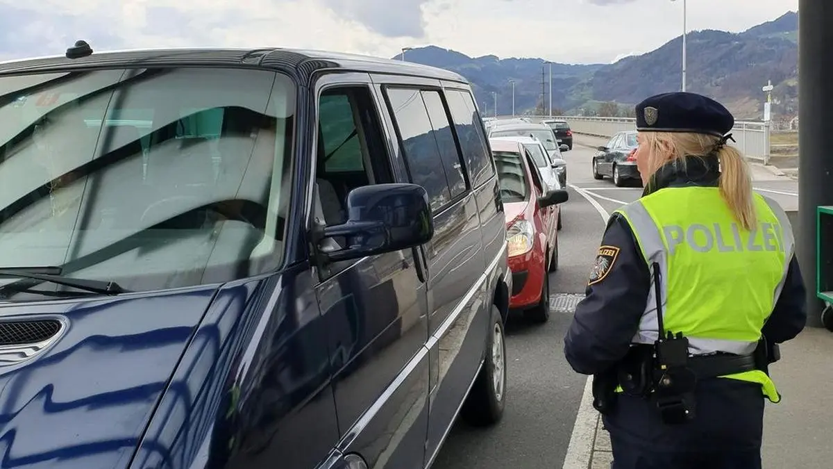 ABD0060_20200314 - LUSTENAU - ÖSTERREICH: ZU APA0201 VOM 14.3.2020 - Die Grenzkontrollen zwischen Vorarlberg und der Schweiz sind am Samstag, 14. März 2020, wie angekündigt mit mobilen Einsatzteams aufgenommen worden. Vorerst handelte es sich dabei um Sichtkontrollen, weder wurden alle Autos angehalten noch systematisch die Lenker überprüft. - FOTO: APA/JOCHEN HOFER