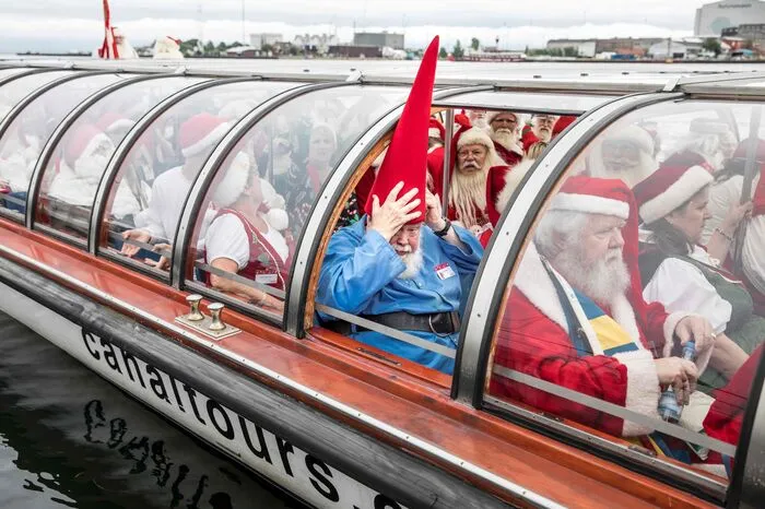 Bei dem Kongress haben die Weihnachtsmänner und Nikoläuse Gelegenheit, die Herausforderungen ihrer Tätigkeit zu besprechen.