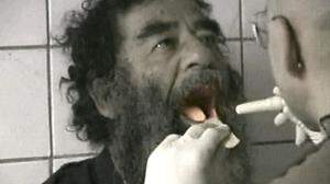 Saddam Hussein im Dezember 2003, bei einer medizinischen Untersuchung, nachdem er in seinem Versteck, einem Erdloch, gefunden wurde