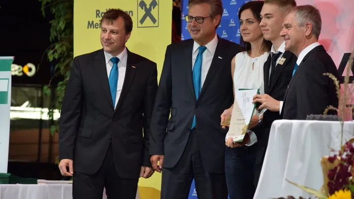 Die Lehrlinge und Meister freuen sich über die Ehrung von WKO Direktor Karl-Heinz Dernoscheg, dem Regionalstellenobmann Günther Stangl und Regionalstellenleiter Thomas Heuberger.