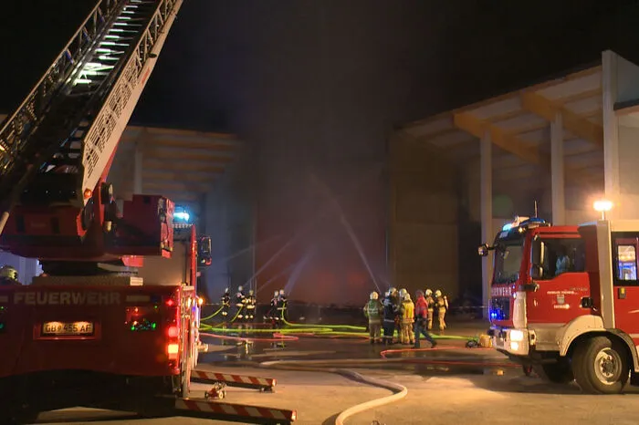 Dies erschwerte die Brandbekämpfung, weil das Blechdach zunächst mit einem Bagger entfernt werden musste, um die darunter liegenden Brand- und Glutnester zu bekämpfen. Gegen 1.30 Uhr dauerte der Löscheinsatz, bei dem aus der Enns gepumptes Wasser eingesetzt wurde, noch an.
