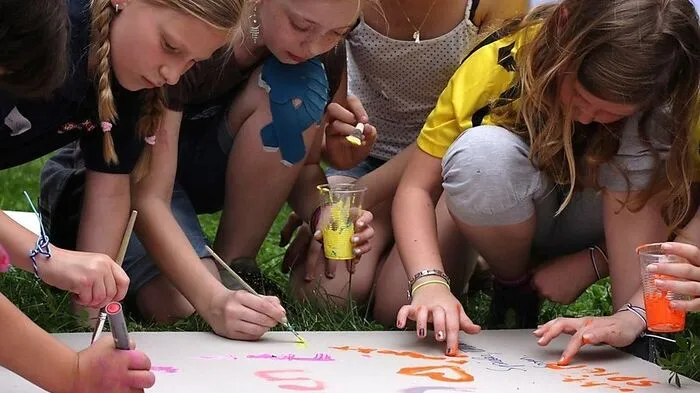 In vielen Gemeinden der Region dürfen sich die Kinder aktiv einbringen und mitbestimmen. Rechts: einige der Wünsche, die die Kinder zeichnerisch vorbrachten  
