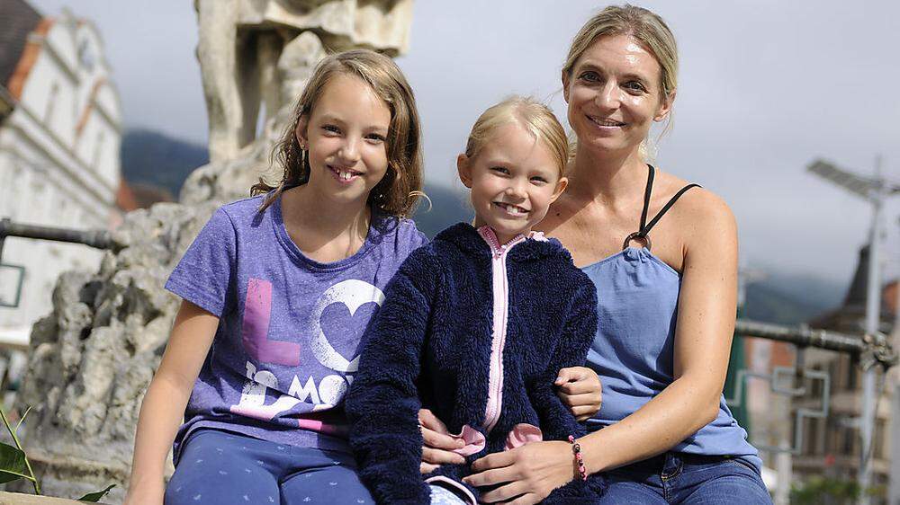 Birgit Zamberger mit ihren Töchtern Lara (12) und Ina (9). Aufgewachsen ist Zamberger in Niklasdorf. Jetzt lebt sie in Fohnsdorf