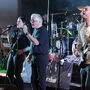 Georg Eisner (rechts) auf der E-Gitarre begeisterte als Leadsänger 500 Gäste 