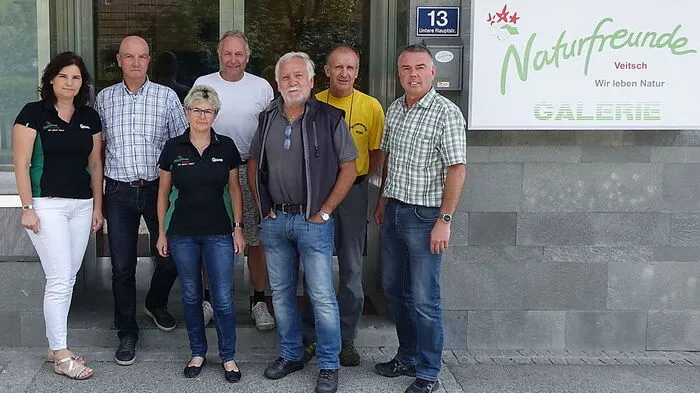 Ein Teil des Teams: Silke Schrittwieser, Maximilian Schattauer, Marlies Huber, Manfred Spandl, Franz Huber, Alfred Eckl und Karlheinz Primec (von links) vor der Galerie in der Veitsch