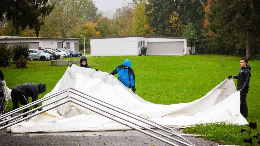 Im Regen wurden am Samstag die ersten Zelte für Flüchtlinge errichtet