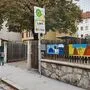 „Ab hier schaff ich es alleine“, steht auf dem Schild. Diese Elternhaltestelle ist aber direkt vor dem Schuleingang