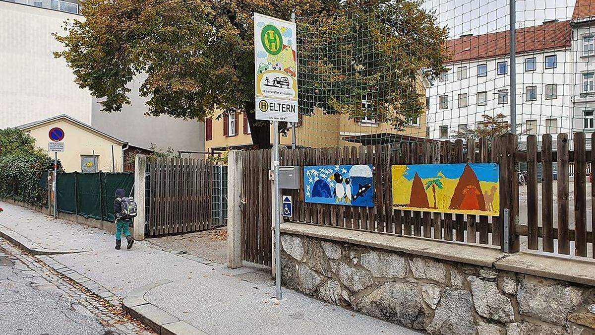 „Ab hier schaff ich es alleine“, steht auf dem Schild. Diese Elternhaltestelle ist aber direkt vor dem Schuleingang