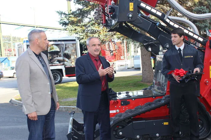 APG-Einsatzleiter Wolfgang Ranninger mit Bürgermeister Valentin Blaschitz und Rahman Ikanovic, Kommandant der FF Völkermarkt