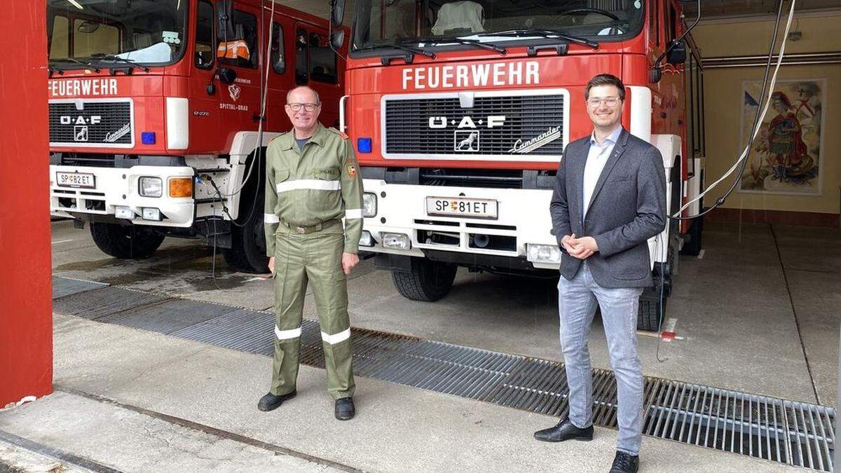 Kommandant Johannes Trojer und Feuerwehr-Referent Lukas Gradnitzer vor den altgedienten Fahrzeugen, die doch schon früher ersetzt werden können