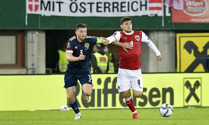 Andrew Robertson (Als Stammspieler 178 Pflichtspiele für Liverpool und Champions-League-Sieger) im Duell gegen Yusuf Demir (28 Pflichtspielminuten beim FC Barcelona)