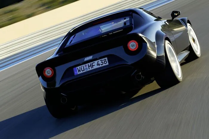 Die Neuinterpretation auf Basis des Ferrari 430 Scuderia trägt zwar die unverkennbaren Linien der Rallye-Ikone, ist aber mit 4,18 Metern fast 50 Zentimeter länger als der Urahn.