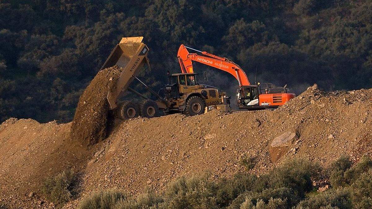 Helfer auf der Suche nach dem kleinen Julen