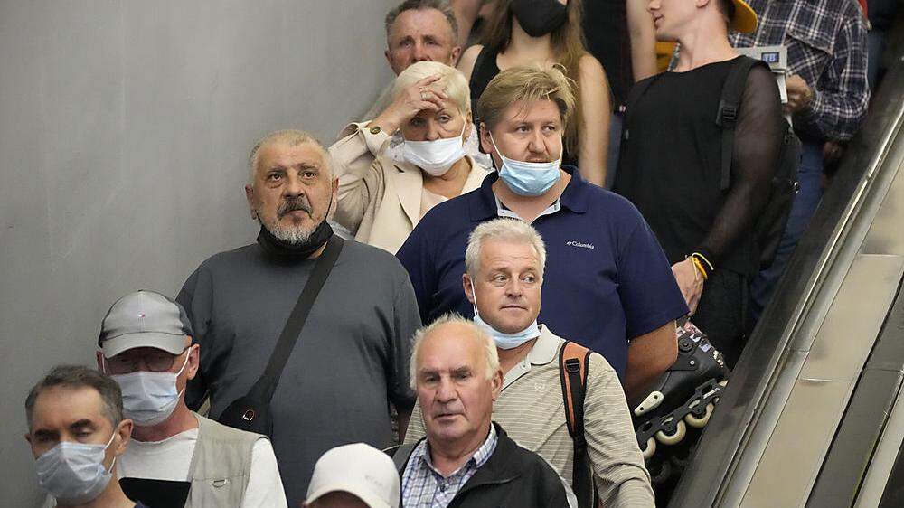 Kaum Masken in der Metro in St. Petersburg 