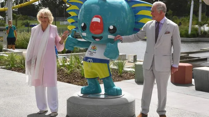 Charles und Camilla posieren mit dem Maskottchen "Borobi"
