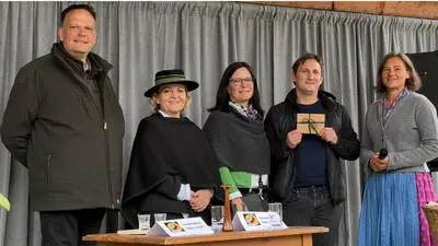 Bernhard Maurer (4. v. l.) ist amtierender Witzemeister