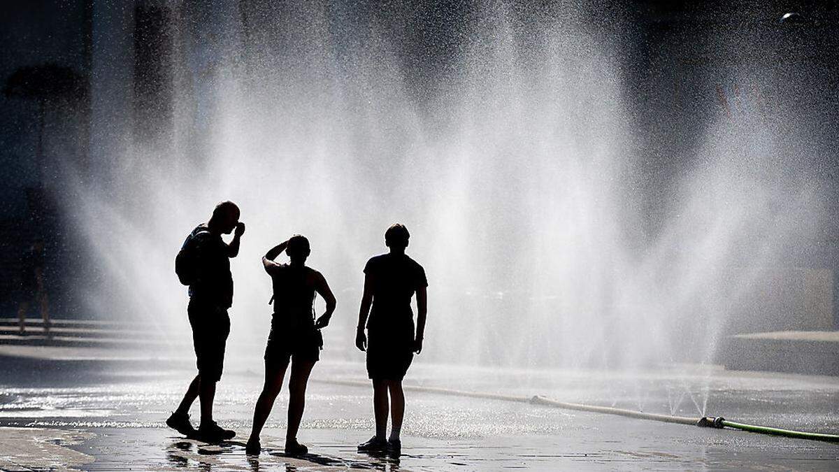 Abkühlung gab es nur noch im Wasser, notfalls in einem Springbrunnen