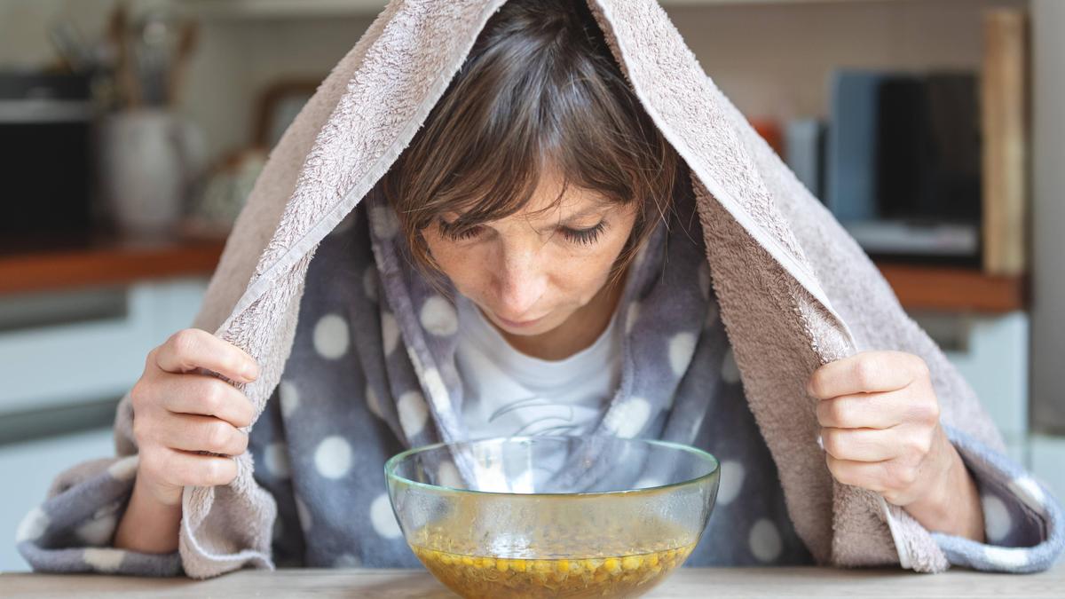 Kranke Frau beim Inhallieren (Symbolfoto) 