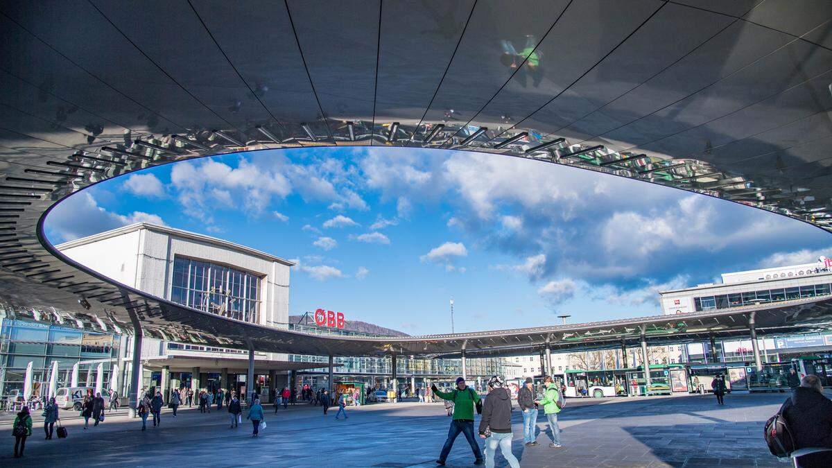 Die Bahnhofshalle aus dem Jahr 1956 steht bis heute und ist unter Denkmalschutz. Der Umbau zur Nahverkehrsdrehscheibe samt Golddach trägt die Handschrift des Architekturbüros Zechner & Zechner. Deren &quot;Golden Eye&quot; nimmt einem vom Gürtel allerdings die Sicht auf das Denkmal