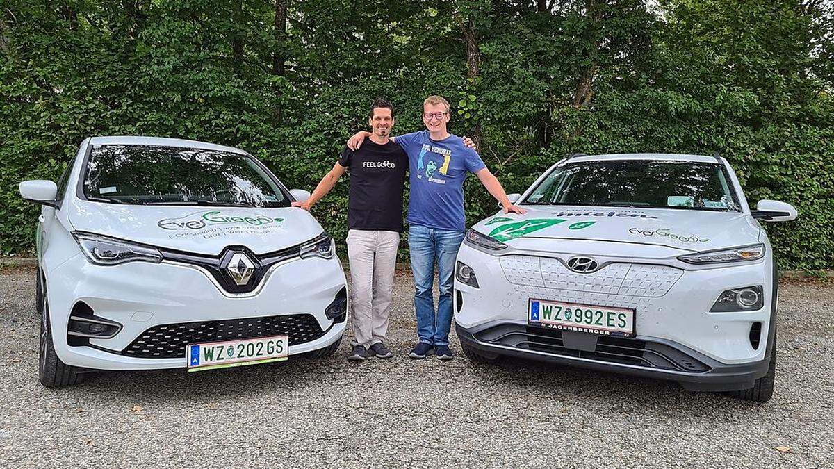 Harald Messner und Martin Auer vom Verein &quot;Ever-Green E-Carsharing&quot; verleihen drei E-Autos