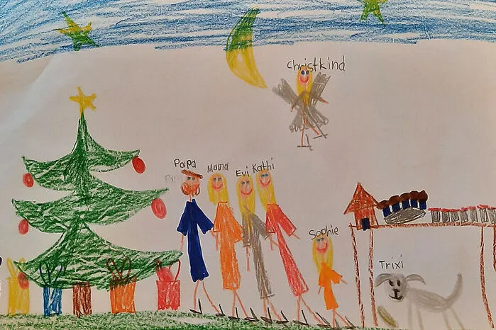 Die Familie steht vor dem Weihnachtsbaum, das Christkind hat Geschenke gebracht. Sophie Stromberger aus St. Veit freut sich über die Bescherung – und auch Hund Trixi bekommt ein Leckerli.