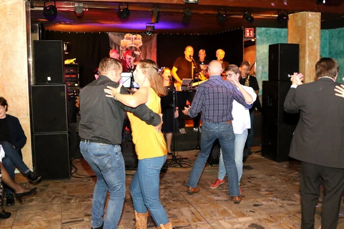 Die Band „Doc Five“ sammelte für die Akutgeriatrie des Deutsch-Ordens-Spitals-Friesach Eintrittsgelder. Auf der Bühne standen sie aber nicht zu fünft, sondern zu acht: Armin Becker, Axi Hammerschlag, Michi Lassnig, Conny Prasser, Ulrich Suppan, Gerd Steiger, Nick Vogler, Roman Woschitz.