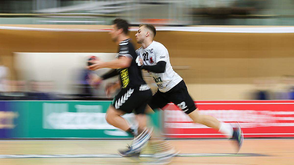 Matic Kotar (rechts) im Kampf mit einem Spieler der HSG Graz