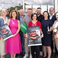 Sylvia Loidolt (Vorsitzende Erlebnisregion Graz), Susanne Haubenhofer (Geschäftsführerin Erlebnisregion Graz), Michael Feiertag (Geschäftsführer Steirische Tourismus und Standortmarketing GmbH) umringt von den teilnehmenden Köchen und Sommeliers