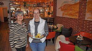 Hausbesitzerin Gabriella Bardel mit Wirtin Margot Nössler (von links) im Café am Hohen Platz