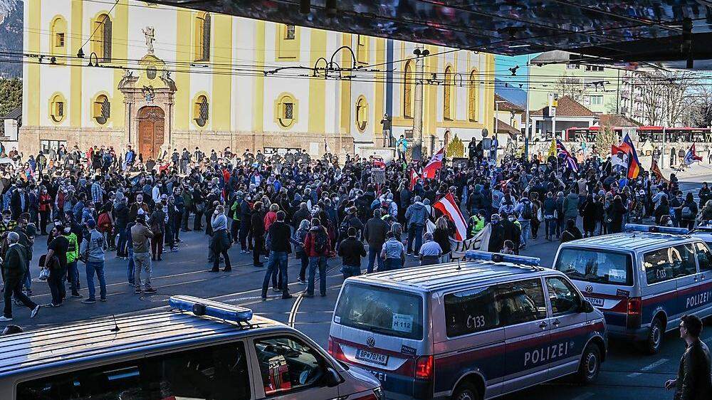 Trotz Verbots nahmen an der Demo in Innsbruck hunderte Personen teil