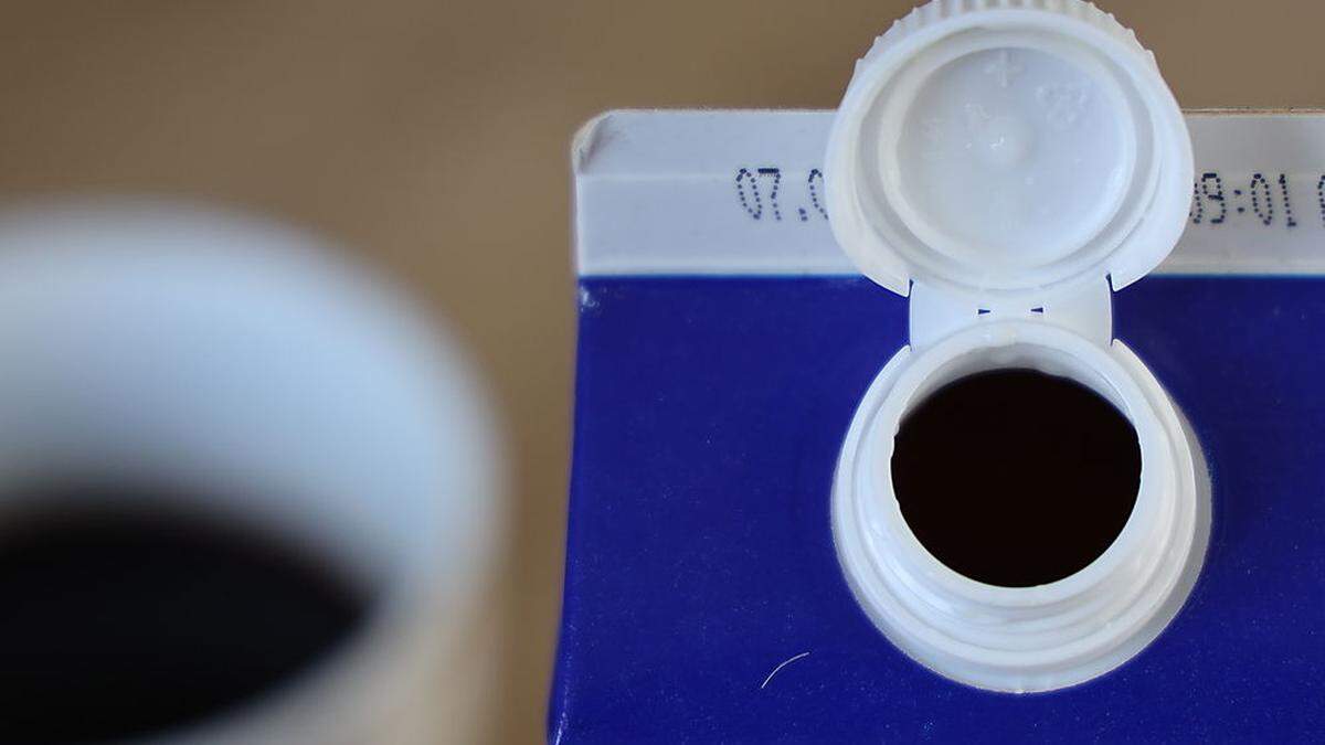 Milchpackung mit angebundener Verschlusskappe