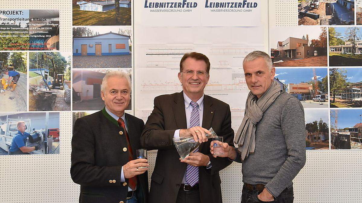 Ein Glas Wasser auf den Zubau: Bürgermeister Helmut Leitenberger, Wasserwerkchef Franz Krainer und Architekt Gerwin Kortschak