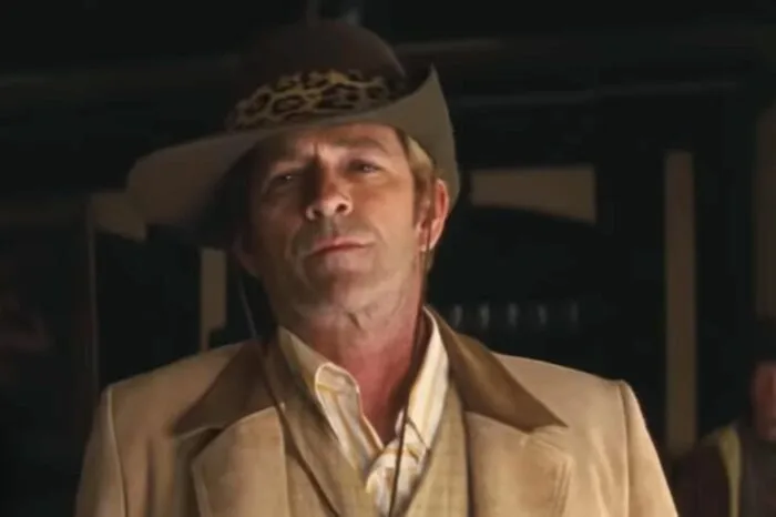 Und der heuer verstorbene Luke Perry hat seine letzte Rolle in dieser Hollywood-Hommage.