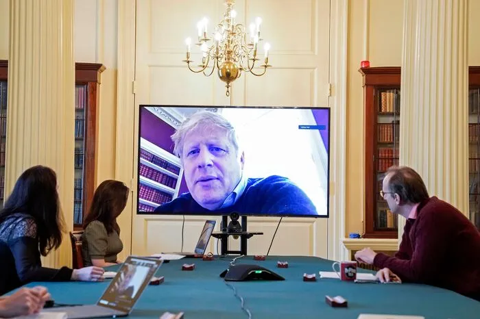 Der britische Premierminister Boris Johnson musste sich in häusliche Isolation zurückziehen, nachdem er positiv auf das Coronavirus getestet worden war. Auch von seiner schwangeren Verlobten Carrie Symonds muss er sich fernhalten. Er hält sich in seiner Dienstwohnung in der Downing Street auf. Wie britische Medien berichteten, werden ihm Mahlzeiten vor die Tür gestellt, auch Regierungsdokumente werden dort abgelegt. Johnson gibt sich optimistisch: "Haben Sie keinen Zweifel, ich werde - dank der Wunderwerke moderner Technologie - mit meinem gesamten Top-Team kommunizieren, um den Kampf gegen Covid-19 anzuführen", so der Premier in einer Videobotschaft.