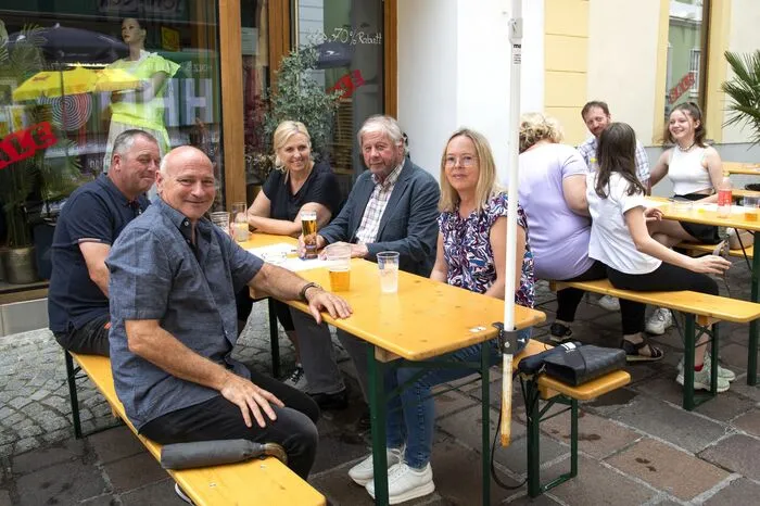 Die jüngsten Gäste konnten sich in der Hupfburg vergnügen, für die Erwachsenen gab es eine spannende Tombola mit 20 Preisen
