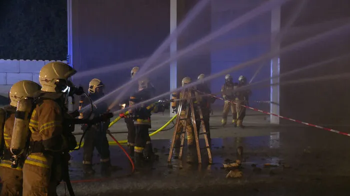 115 Mann und 15 Fahrzeuge standen seit 22.15 Uhr im Einsatz, teilte die Bezirksfeuerwehr Liezen mit. Ein Übergreifen der Flammen auf das Heizkraftwerk Schladming sei "quasi in letzter Minute" verhindert worden.  