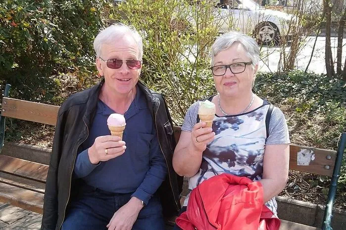 Das Ehepaar Scherr aus Kreuzberg gönnt sich ein Eis: Heute sind sie ausnahmsweise ohne Enkel unterwegs.
