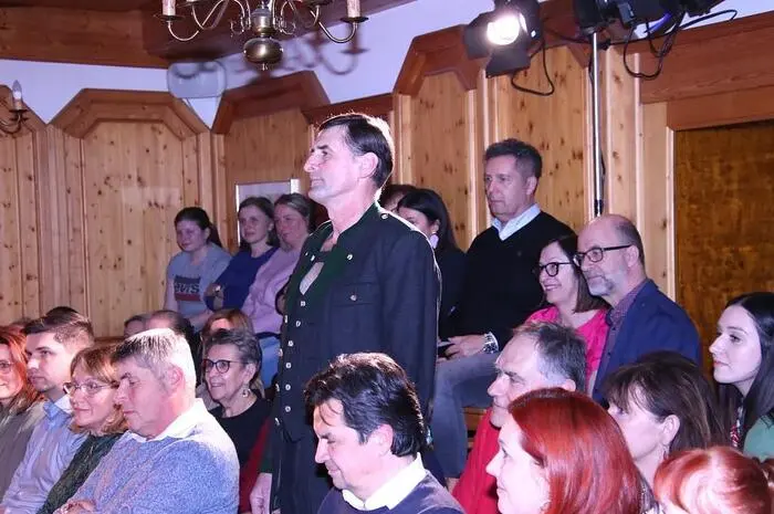 Weitere Aufführungstermine sind:
8. März: Afling Gasthaus Müller 19 Uhr
10. März: Gößnitz Kultursaal 15 Uhr,
15. März: Köflach K&amp;K Cafe 19 Uhr
16. März: Hirschegg Gasthaus Neuhäusl 19 Uhr
22. März: Stallhofen Gasthaus Rössl, 19 Uhr
23. März: Geistthal Gasthaus Rainer Trautentalwirt 19 Uhr
6. April: Ligist Gasthaus Eckwirt 19 Uhr
7. April: Stiwoll Pfarrheim 15 Uhr
13. April: Rosental Cafe Freizeit 19 Uhr
14. April: Rosental Cafe Freizeit 9 Uhr