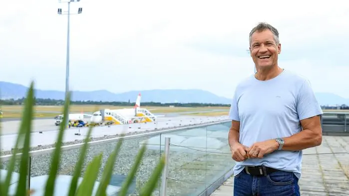 Gerade aus dem Flieger gehüpft, schon beim Kleine-Zeitung-Interview: Armin Assinger