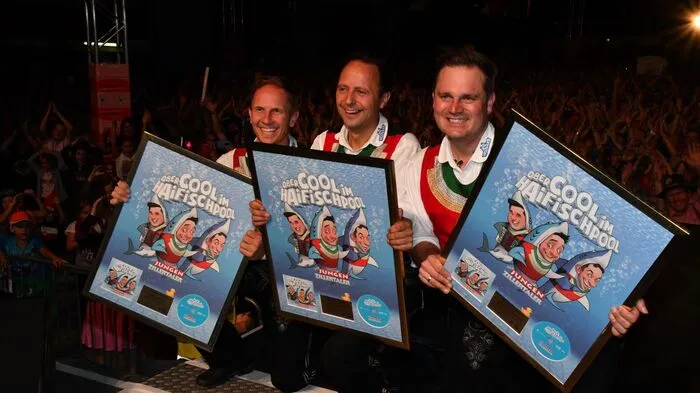 Fürs alte Album "Obercool im Haifischpool" wurde vor den Fans noch einmal die Gold-Auszeichnung überreicht.