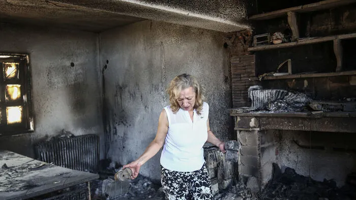 Etwa 45 Kilometer nordöstlich von Athen beschädigte ein Feuer Dutzende Ferienhäuser. Augenzeugen berichteten von bis zu 20 Meter hohen Flammen und beißendem Rauch.