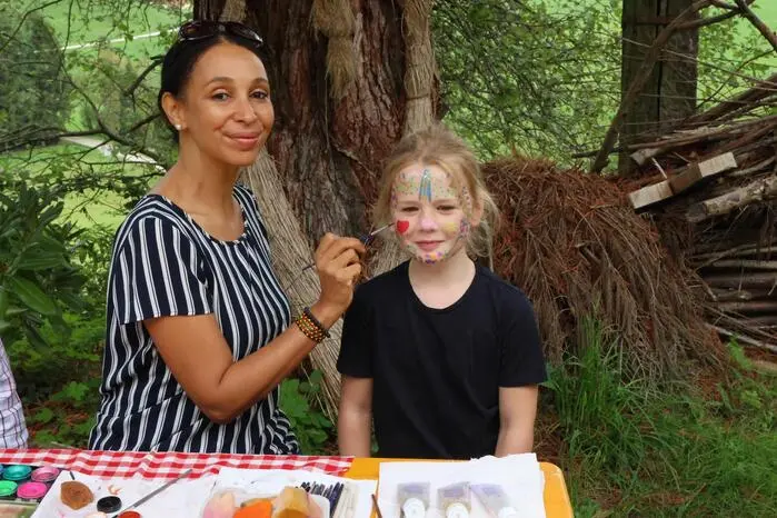 Auch für die jüngsten Gäste wurde einiges geboten. Beim Kinderprogramm kam garantiert keine Langeweile auf. Ein weiterer Höhepunkt war die große Verlosung. Mit etwas Glück konnten die Besucher tolle Preise ergattern – als Hauptpreis warteten sogar zwei küchenfertige halbe Damhirsche. 