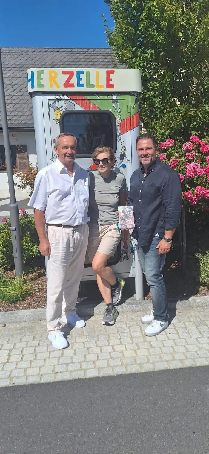Astrid Wagner vor der Bücherzelle in Stallhofen