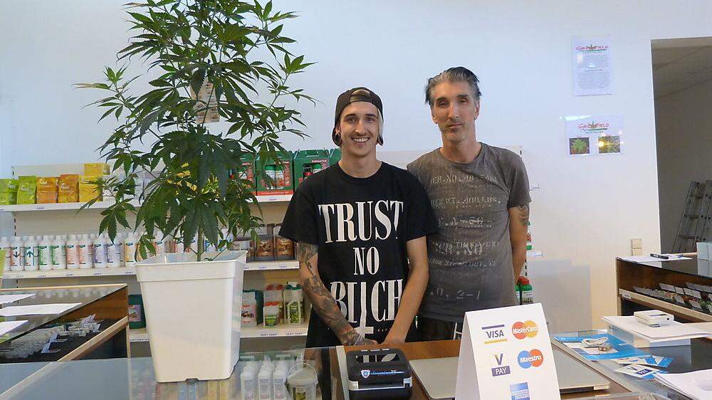 Christian Pirker und Vater Bernhard Pirker führen den Hanf-Shop „Greenfield –  Die mit dem Hanf“ 	