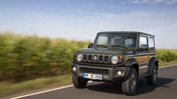 Es scheint fast so, als wäre der Autoindustrie ein kleiner Fehler unterlaufen. Bei all der Euphorie um die allseits beliebten SUV blieb eine Gattung völlig auf der Strecke: die der kleinen und leistbaren Geländewagen. Oder sagen wir: fast. Denn da gibt es einen kleinen Stamm in Japan, der die Fahnen der Bonsai-Klettergämsen stolz hochhält.